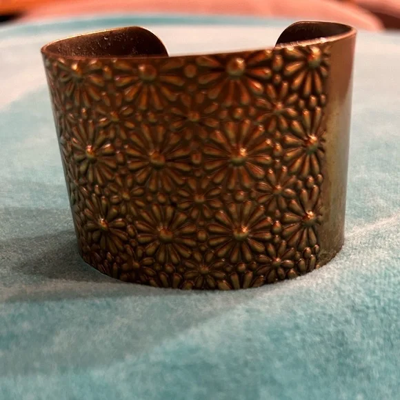 🌻HP🌻 3/$21 ⚡️ Brass Cuff Bracelet with Stamped Flowers - Picture 4 of 11